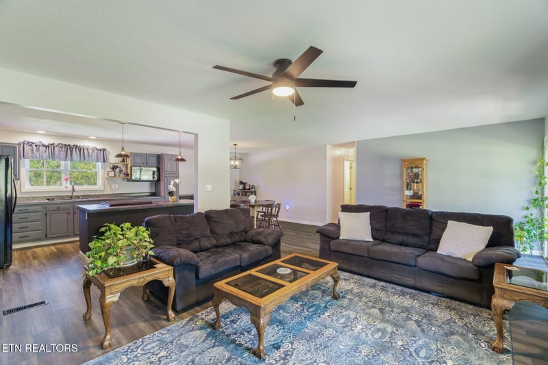 209 Strawberry Ln, Caryville, TN 37714