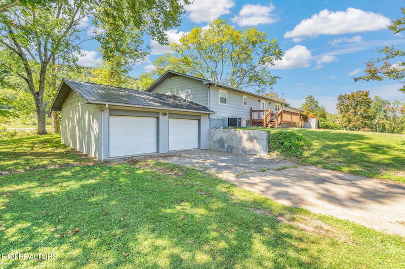 209 Strawberry Ln, Caryville, TN 37714