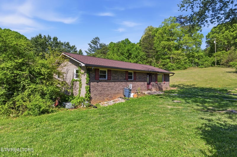 209 White Oak Ln, Heiskell, TN 37754