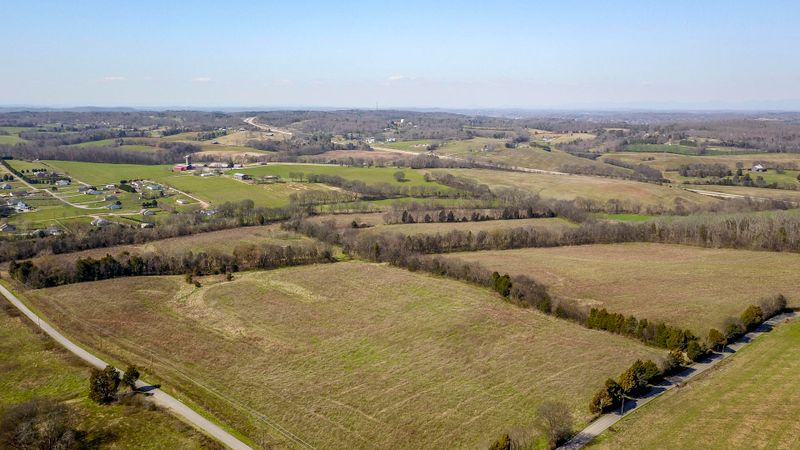 20955 W Meadow Rd, Lenoir City, TN 37772