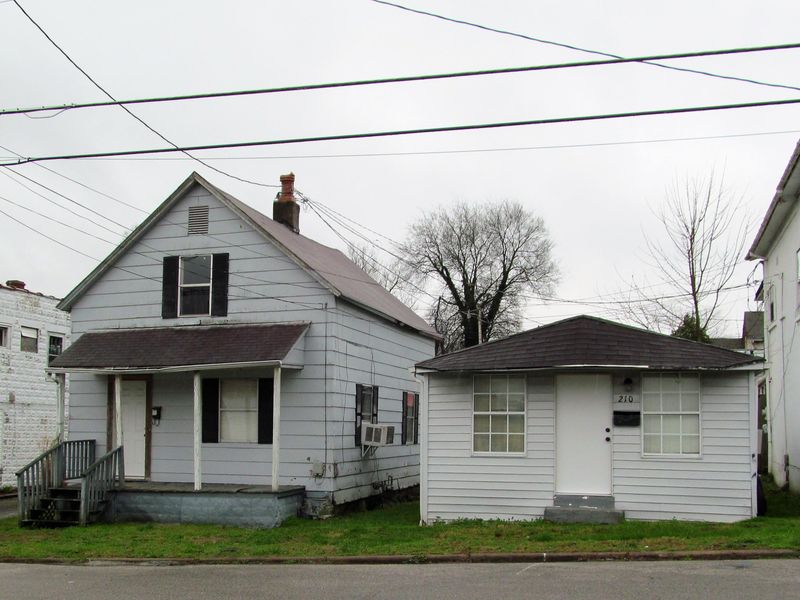 210 - 212 Clinton St, Harriman, TN 37748