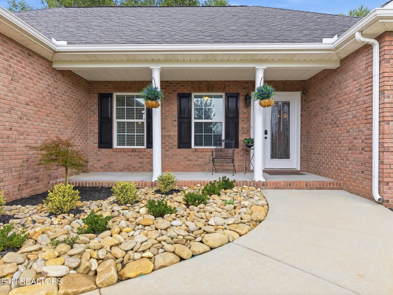 210 Barberry Ct, Maryville, TN 37804