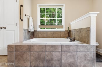 210 Barberry Ct, Maryville, TN 37804