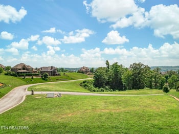 210 Beacon Ct, Lenoir City, TN 37772