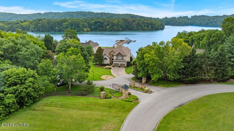210 Casa Del Lago Way, Lenoir City, TN 37772