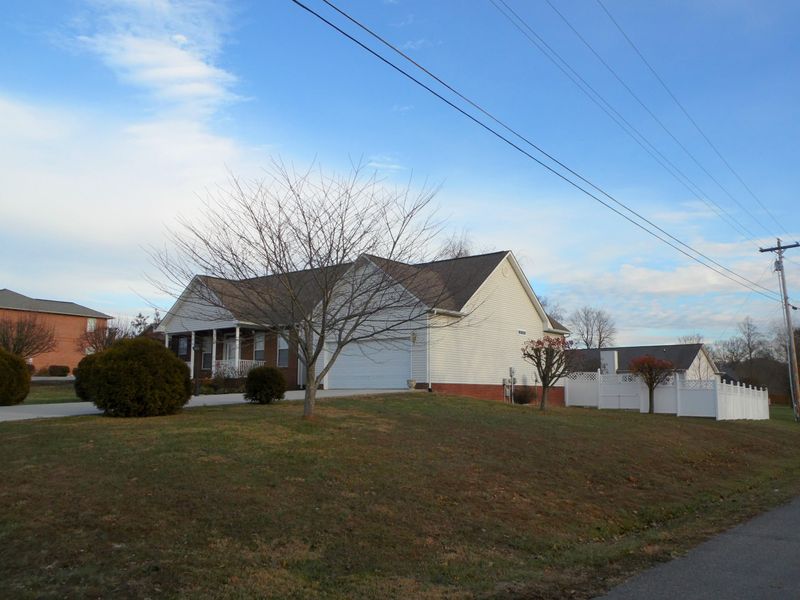 210 Cypress Ln, Jacksboro, TN 37757