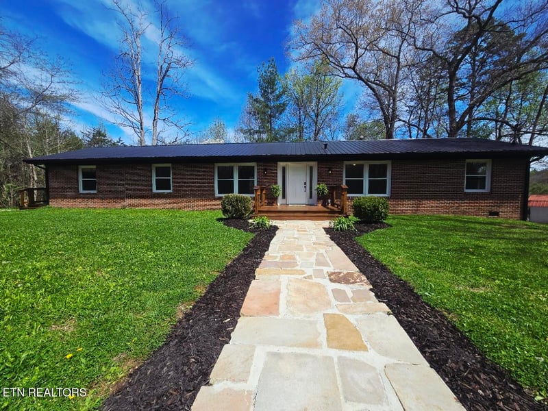 210 Dogwood Ave, Oneida, TN 37841