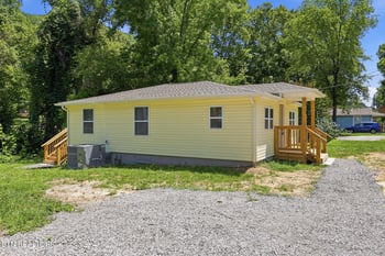 210 E Spring St, Oliver Springs, TN 37840