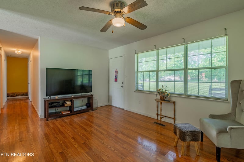 210 Jackson Ln, Oliver Springs, TN 37840