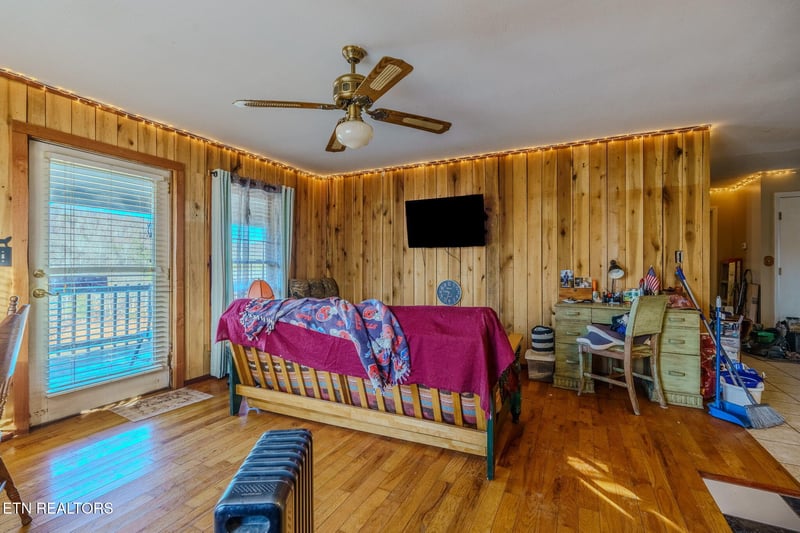 210 Last Lz Ln, Speedwell, TN 37870