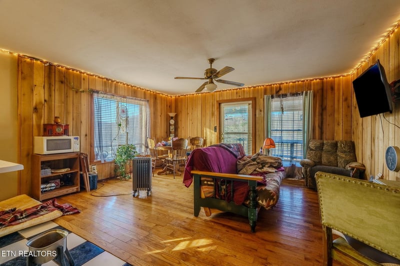210 Last Lz Ln, Speedwell, TN 37870