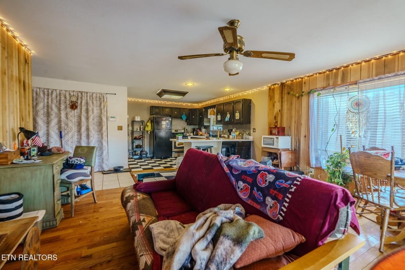 210 Last Lz Ln, Speedwell, TN 37870
