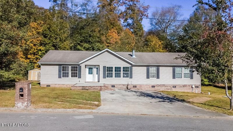 210 Loggers Ln, Clinton, TN 37716