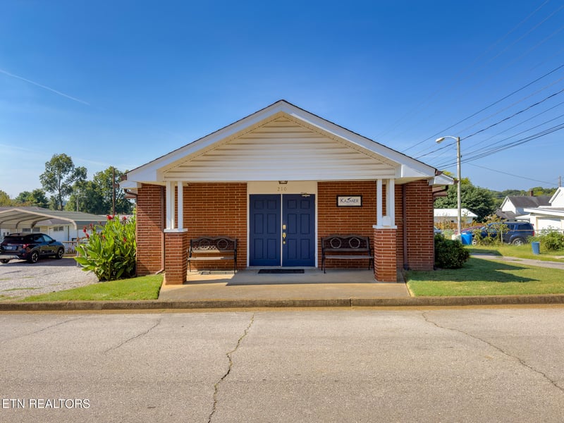 210 S Cherry St, Lenoir City, TN 37771