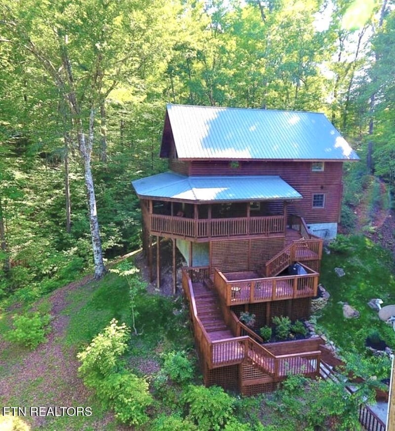 210 S Smoky Mountain Way, Sevierville, TN 37876
