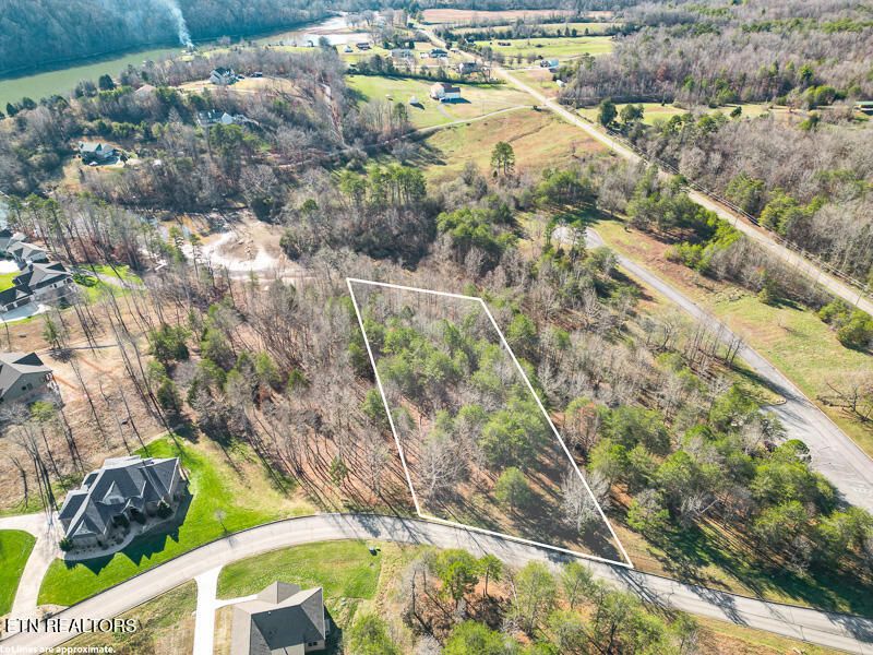 210 Serenity Dr, Harriman, TN 37748