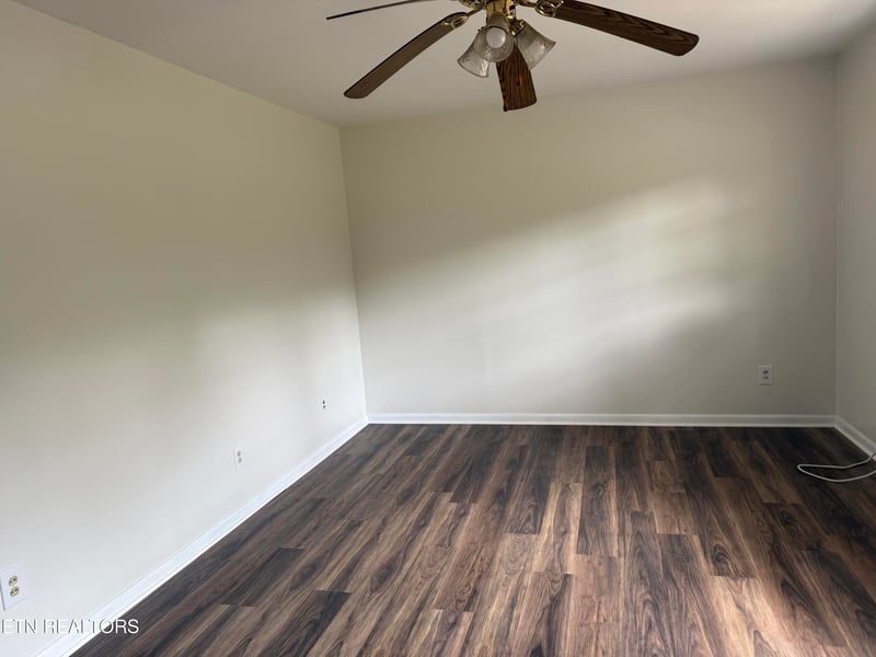 210 Snow Ln, Harriman, TN 37748