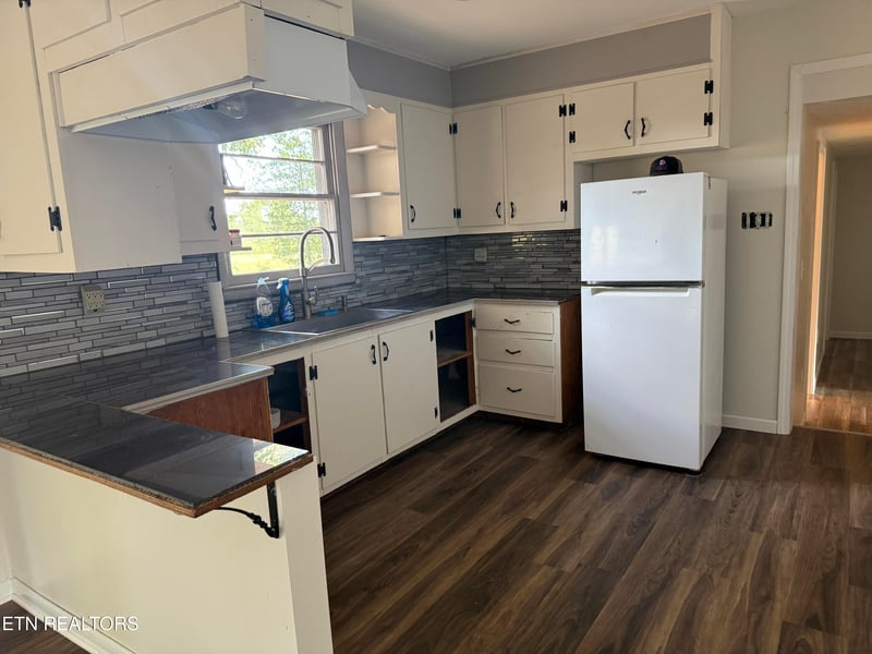 210 Snow Ln, Harriman, TN 37748