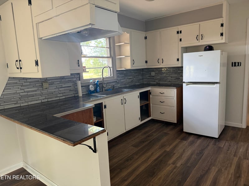 210 Snow Ln, Harriman, TN 37748