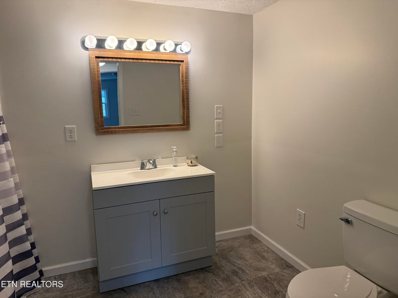 210 Snow Ln, Harriman, TN 37748