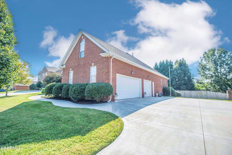 210 Stonebreeze Dr, Powell, TN 37849