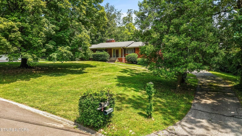 210 Sutton Ln, Knoxville, TN 37909