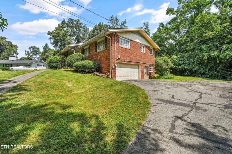 210 Sutton Ln, Knoxville, TN 37909