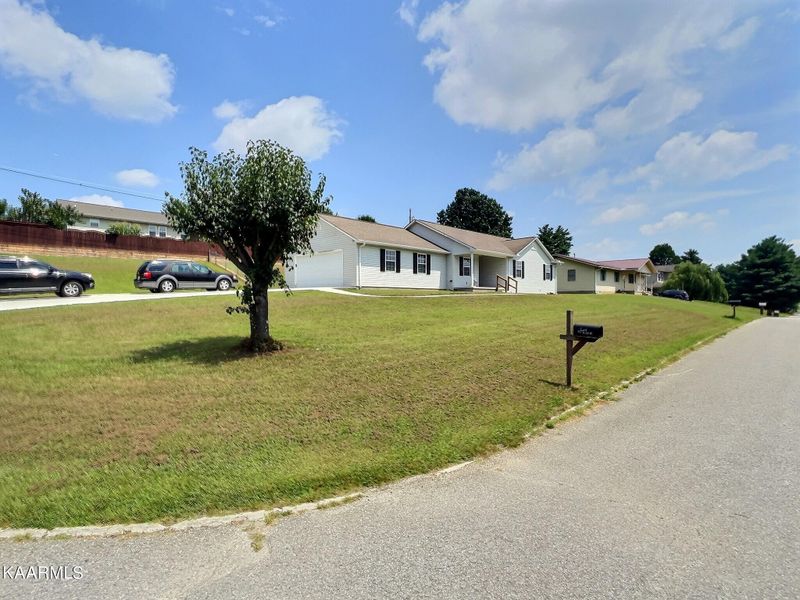 210 Thelma Cir, Jacksboro, TN 37757