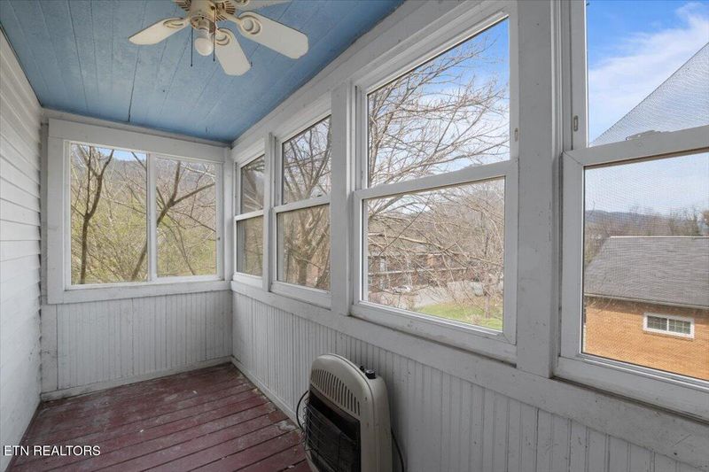 210 W Walden St, Lafollette, TN 37766