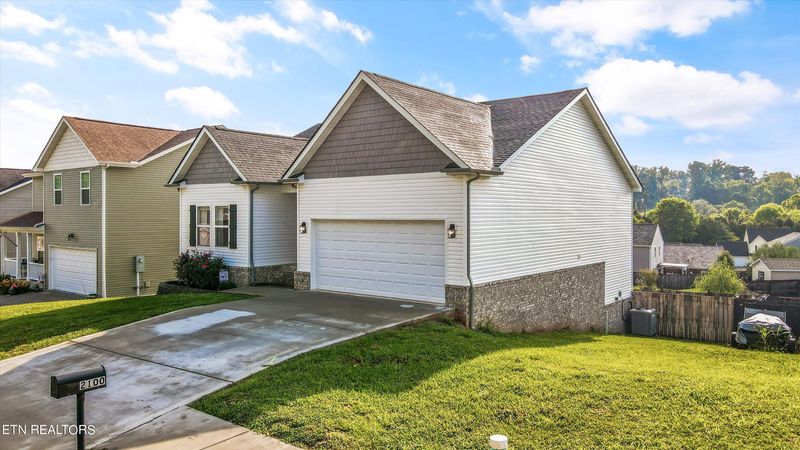 2100 Bluebonnet Dr, Mascot, TN 37806