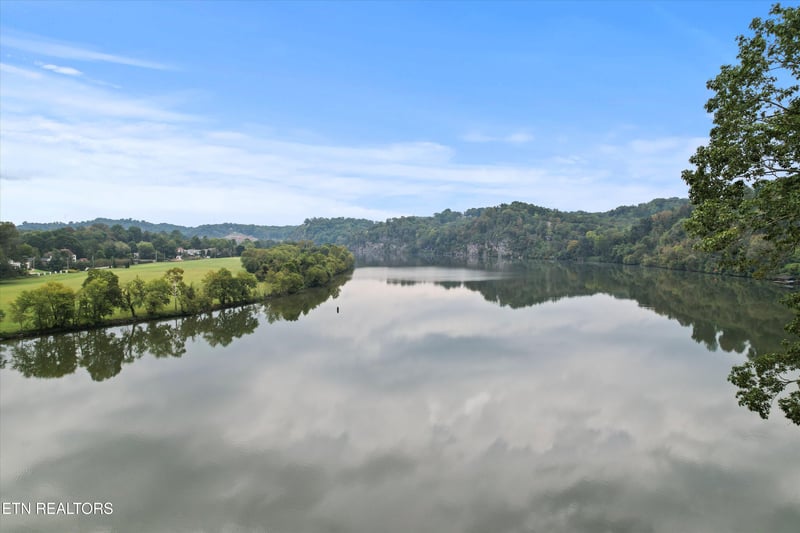 2101 Woodmere Ln, Knoxville, TN 37920