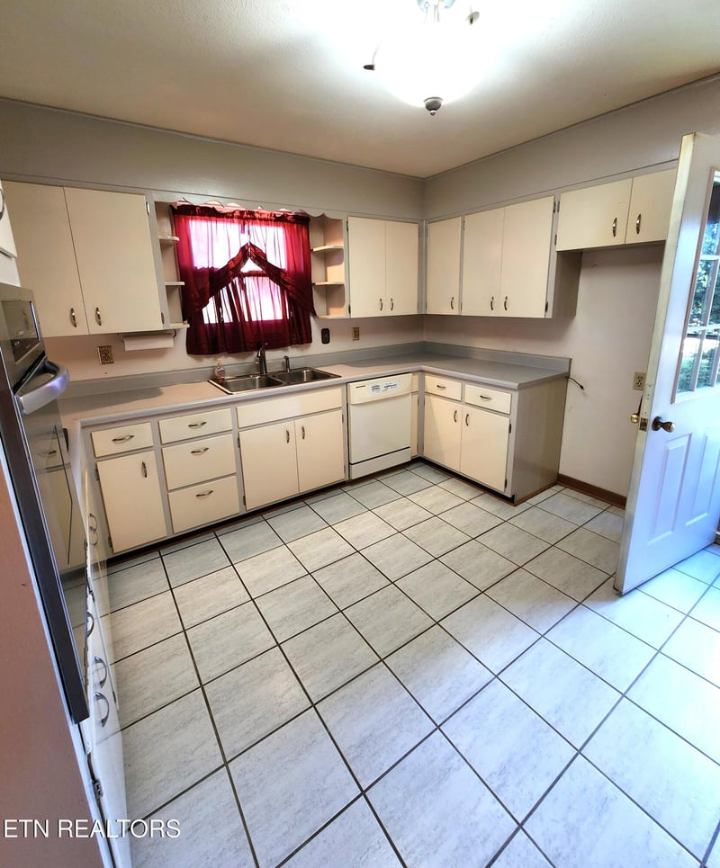 2102 Sentell Cir, Maryville, TN 37803