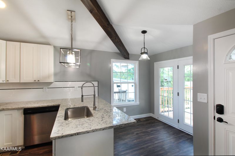 2105 Paris Rd, Knoxville, TN 37912