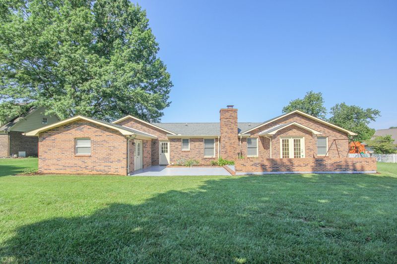 2106 Chesterfield Dr, Maryville, TN 37803