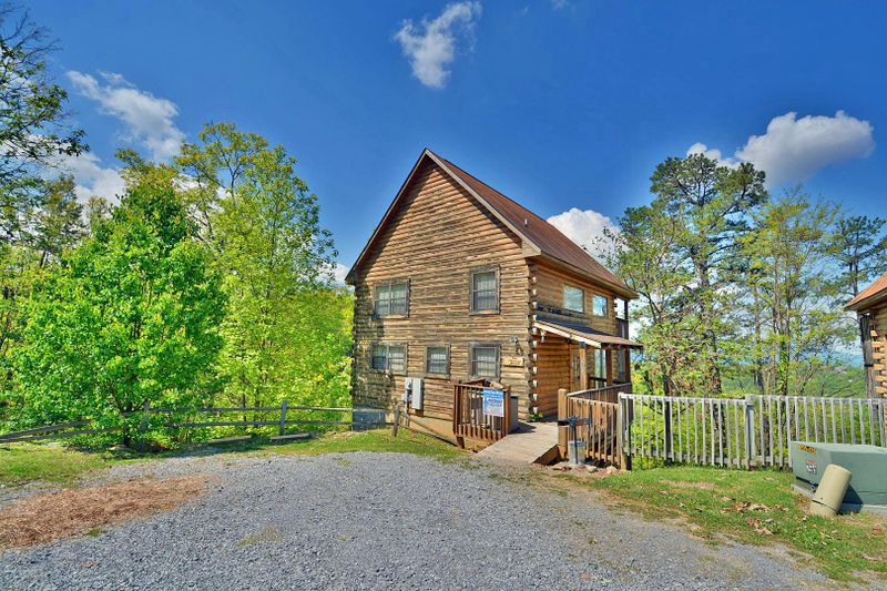 2106 Cliffside Way, Sevierville, TN 37876