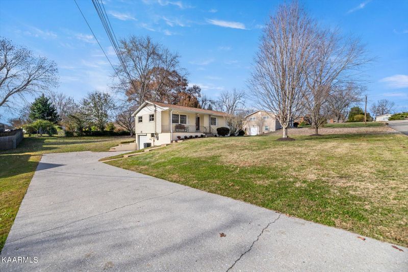2109 Curving Rd, Knoxville, TN 37912