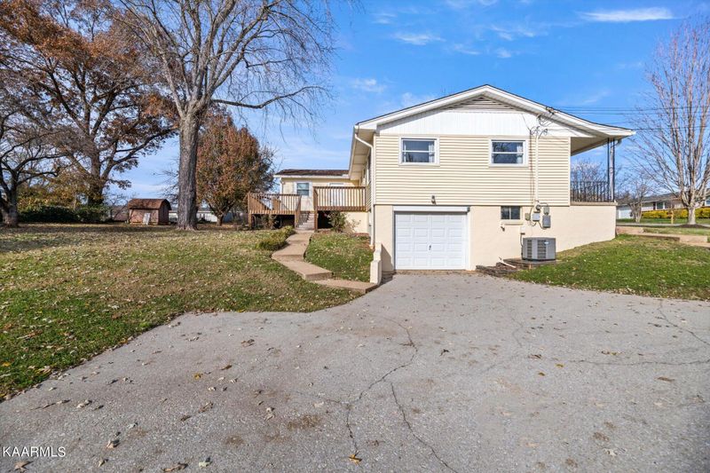 2109 Curving Rd, Knoxville, TN 37912