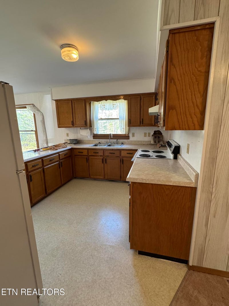 211 Black Oak Rd, Oneida, TN 37841