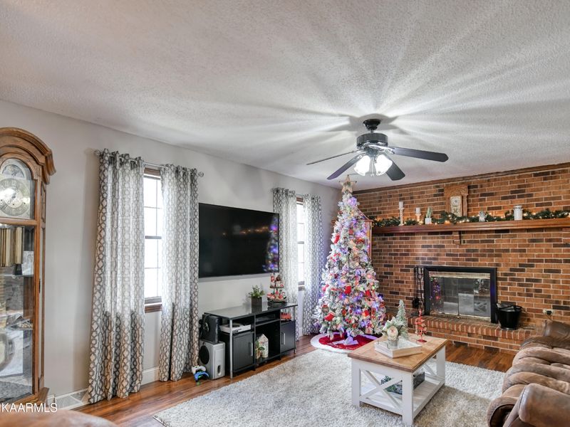 211 Evans Rd, Jacksboro, TN 37757