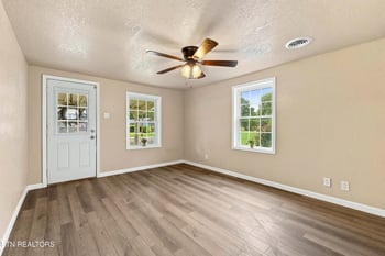 211 Henderson Ave, Sevierville, TN 37862