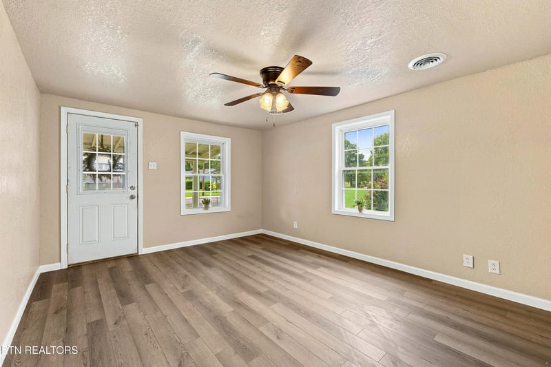 211 Henderson Ave, Sevierville, TN 37862