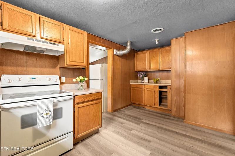 211 Henderson Ave, Sevierville, TN 37862