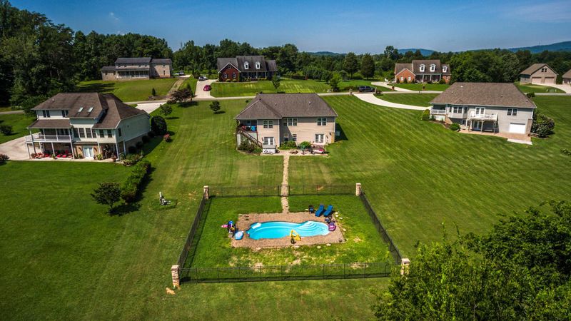 211 Montgomery View Dr, Harriman, TN 37748
