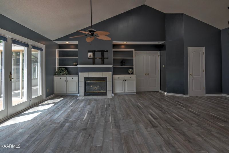 211 Saligugi Cir, Loudon, TN 37774