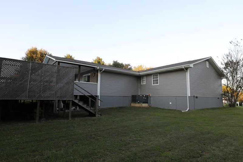 211 Sequoyah Dr, Madisonville, TN 37354