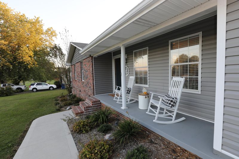 211 Sequoyah Dr, Madisonville, TN 37354
