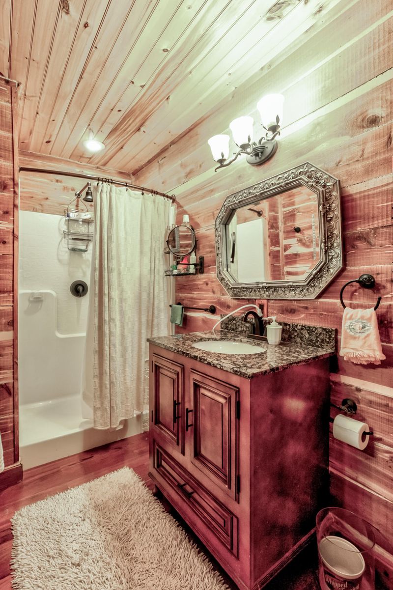 211 Windsor Ln, Jacksboro, TN 37757