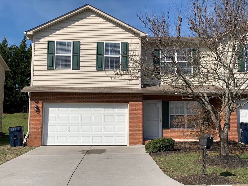 2111 Gatehouse Ln, Powell, TN 37849