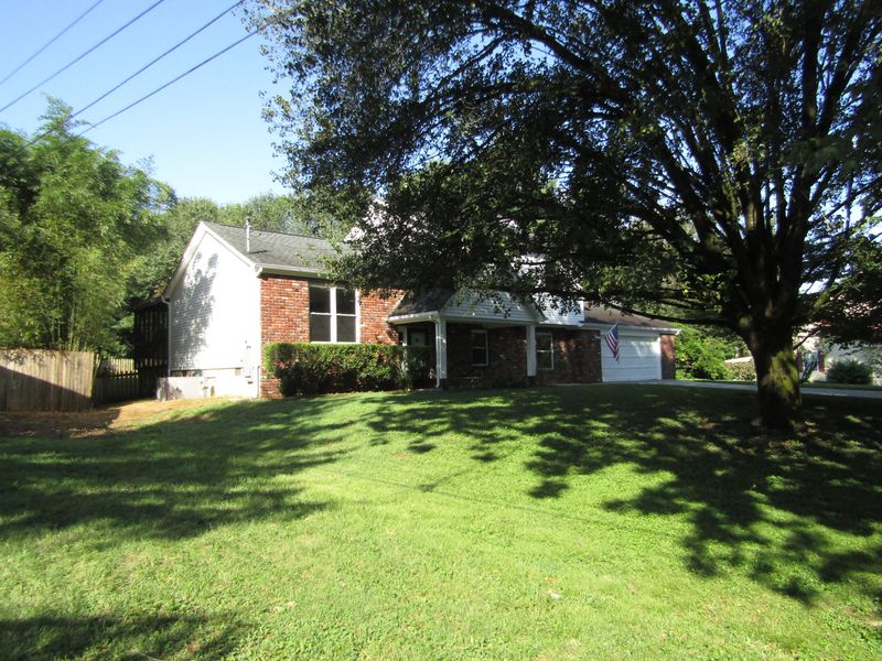2112 Bishops Bridge Rd, Knoxville, TN 37922