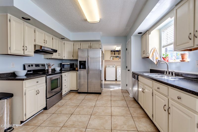 2112 Windbrook Rd, Knoxville, TN 37923